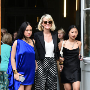 Avant, sans doute, de s'envoler vers St Barth et leur maison pour l'été ! 
Laeticia Hallyday et ses filles Jade et Joy à leur arrivée au mariage de Claude Lelouch à la mairie du 18ème à Paris. Le 17 juin 2023 