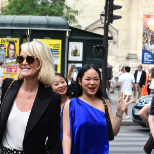 Laeticia Hallyday et ses filles Jade et Joy à leur arrivée au mariage de Claude Lelouch à la mairie du 18ème à Paris. Le 17 juin 2023