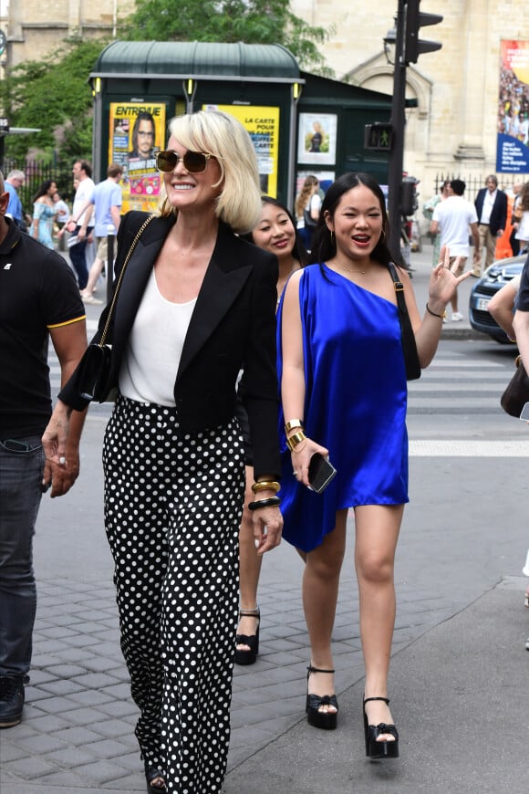 Laeticia Hallyday et ses filles Jade et Joy à leur arrivée au mariage de Claude Lelouch à la mairie du 18ème à Paris. Le 17 juin 2023