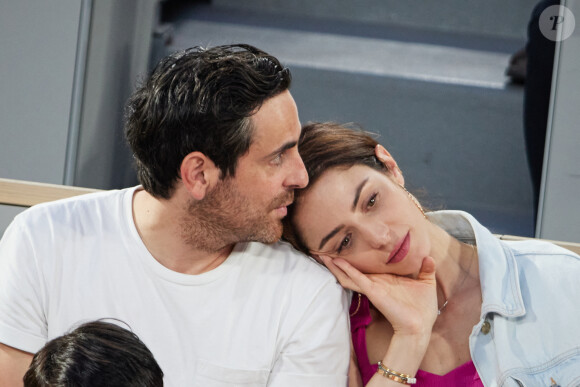 Camille Combal et sa femme Marie en tribunes lors des Internationaux de France de tennis de Roland Garros 2023, à Paris, France, le 6 juin 2023. © Jacovides-Moreau/Bestimage 