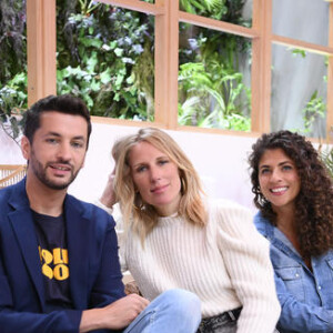 Photo officielle d'Agathe Lecaron, Benjamin Muller et Yasmine Oughlis pour l'émission "La Maison des Maternelles". © Eric VERNAZOBRES - FTV 