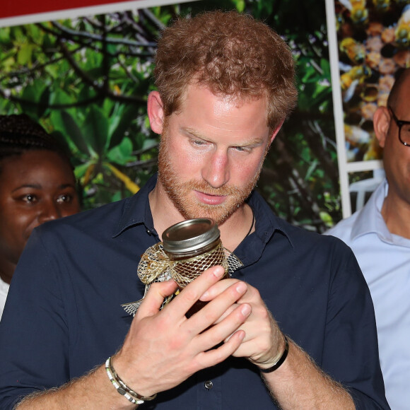 Les régimes ne sont pas souvent synonymes de plaisirs, on ne va pas se mentir.
Le prince Harry reçoit un pot de miel en cadeau à Grand Anse Beach sur l'île de Grenade lors de son voyage dans les Caraïbes