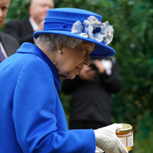 Cette fois-ci, on vous propose un remède miracle qui a l'air totalement écoeurant.
La reine Elisabeth II d'Angleterre a reçu un pot de miel lors de sa visite dans une communauté à Glasgow, à l'occasion de son voyage en Ecosse. Le 30 juin 2021