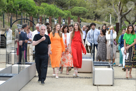 Elles ont même participé à des ateliers !
La princesse Leonor et l'infante Sofia d'Espagne assistent à une rencontre-atelier avec des jeunes de la fondation 'elBullifoundation' à Rosas, Espagne, le 4 juillet 2023. 