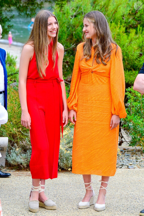 Les deux soeurs, complices, ont profité de ce moment en solo.
La princesse Leonor et l'infante Sofia d'Espagne assistent à une rencontre-atelier avec des jeunes de la fondation 'elBullifoundation' à Rosas, Espagne, le 4 juillet 2023.