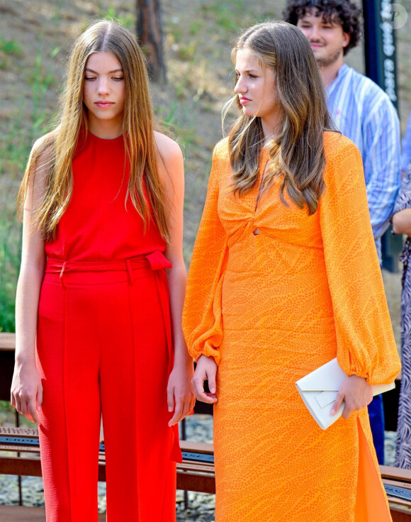 Et ont parfaitement assuré sans leurs parents ! 
La princesse Leonor et l'infante Sofia d'Espagne assistent à une rencontre-atelier avec des jeunes de la fondation 'elBullifoundation' à Rosas, Espagne, le 4 juillet 2023. 