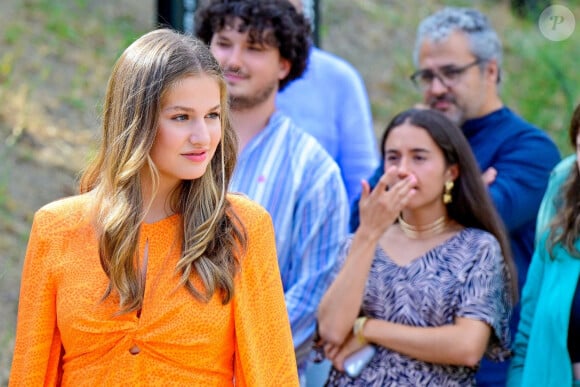Elles ont rencontré un groupe de jeunes. 
La princesse Leonor et l'infante Sofia d'Espagne assistent à une rencontre-atelier avec des jeunes de la fondation 'elBullifoundation' à Rosas, Espagne, le 4 juillet 2023. 