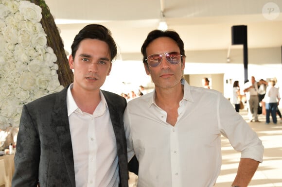 Ils sont plutôt discrets sur leur famille et se retrouvent rarement sous le feu des projecteurs.
Exclusif - Anthony Delon et son frère Alain-Fabien Delon - Tente - People au dîner - Longines Paris Eiffel Jumping au Champ de Mars à Paris, France, le 5 juillet 2019. © Veeren Ramsamy/Bestimage