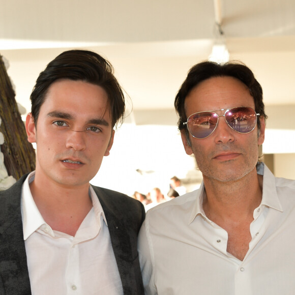 Ils sont plutôt discrets sur leur famille et se retrouvent rarement sous le feu des projecteurs.
Exclusif - Anthony Delon et son frère Alain-Fabien Delon - Tente - People au dîner - Longines Paris Eiffel Jumping au Champ de Mars à Paris, France, le 5 juillet 2019. © Veeren Ramsamy/Bestimage