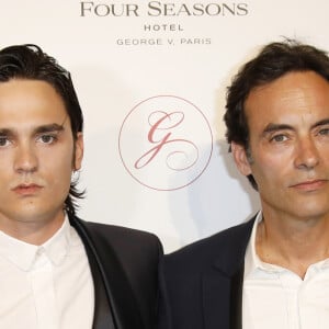 Mais fait rare, récemment, l'occasion était trop belle.
Anthony Delon avec son frère Alain-Fabien Delon au photocall de la 10ème édition du "Global Gift Gala" à l'hôtel Four Seasons George V à Paris, le 3 juin 2019. © Marc Ausset-Lacroix/Bestimage