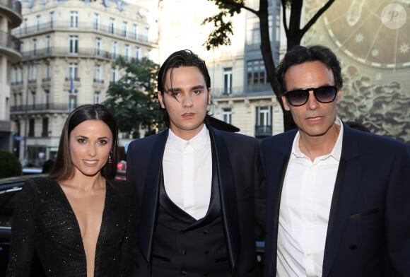 C'est une information conséquente qui vient de tomber au sujet du clan Delon.
Anthony Delon avec son frère Alain-Fabien Delon et sa compagne Capucine Anav (habillée par Stevens Ishay Couture) aux arrivées du "Global Gift Gala" à l'hôtel Four Seasons George V à Paris. © Denis Guignebourg/Bestimage