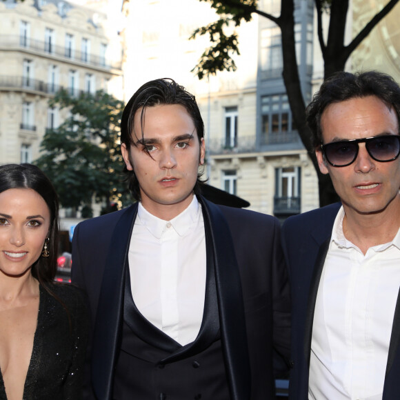 C'est une information conséquente qui vient de tomber au sujet du clan Delon.
Anthony Delon avec son frère Alain-Fabien Delon et sa compagne Capucine Anav (habillée par Stevens Ishay Couture) aux arrivées du "Global Gift Gala" à l'hôtel Four Seasons George V à Paris. © Denis Guignebourg/Bestimage