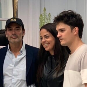 Les enfants d'Alain Delon ont porté plainte ce mercredi contre la dame de compagnie de l'acteur.
Elle y a retrouvé ses deux frères, Anthony et Alain Fabien pour une très rare photo de famille. @ Instagram