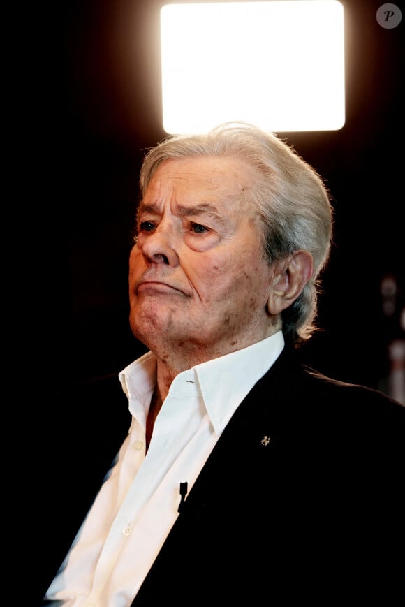 Exclusif - Alain Delon lors d'un tournage avec Cyril.Viguier sur la terrasse du siège de Vivendi à Paris le 8 juillet 2022. Alain Delon se mobilise pour l'Ukraine en récitant des extraits de "Notre âme ne peut pas mourir" du poète et héros national ukrainien, Taras Chevtchenko. Produit par Cyril.Viguier, le tournage s'est déroulé dans les locaux et sur la terrasse du siège de Vivendi à Paris. © Dominique Jacovides / Bestimage