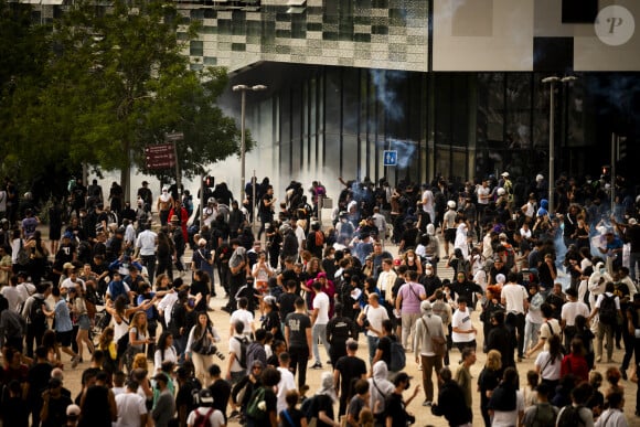 Son collègue n'a pas exactement la même version des faits.
Marche blanche organisée en hommage à Nahel jeune homme tué par un policier après un refus d'obtempérer, à Nanterre, France, le 29 juin 2023. 6 200 personnes sont présentes, selon la police. © Jean-Baptiste Autissier/Panoramic/bestimage 