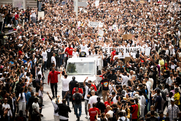 Mounia, la mère de Nahel en ouverture de cortège sur le camion lors de la marche blanche organisée en hommage à Nahel jeune homme tué par un policier après un refus d'obtempérer, à Nanterre, France, le 29 juin 2023. 6 200 personnes sont présentes, selon la police. © Jean-Baptiste Autissier/Panoramic/bestimage 