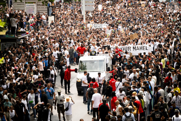 Mounia, la mère de Nahel en ouverture de cortège sur le camion lors de la marche blanche organisée en hommage à Nahel jeune homme tué par un policier après un refus d'obtempérer, à Nanterre, France, le 29 juin 2023. 6 200 personnes sont présentes, selon la police. © Jean-Baptiste Autissier/Panoramic/bestimage 