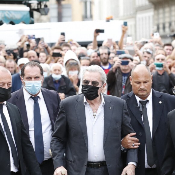 Il s'avère que le comédien aurait vécu l'enfer.
Alain Delon - Obsèques de Jean-Paul Belmondo en en l'église Saint-Germain-des-Prés, à Paris le 10 septembre 2021. © Cyril Moreau / Bestimage
