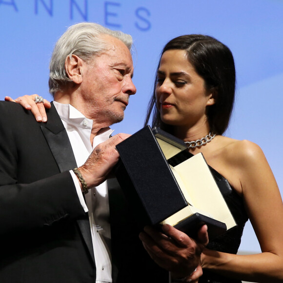 On pensait qu'Alain Delon vivait une histoire d'amour avec sa dame de compagnie, Hiromi Rollin.
Alain Delon et sa fille Anouchka - Remise de la Palme d'Honneur à Alain Delon lors du 72ème Festival International du Film de Cannes. © Jacovides-Moreau / Bestimage