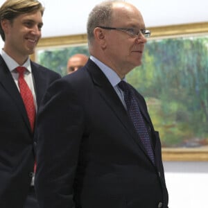 Un rare moment pour la jeune fille et son petit ami, parfaits pour la visite. 
Exclusif - Le prince Albert II de Monaco, en compagnie de sa nièce la princesse Alexandra de Hanovre et son fiancé Ben Strautmann a visité la nouvelle exposition de l'été du Grimaldi Forum à Monaco, "Monet en pleine lumière", le 6 juillet 2023. © Claudia Albuquerque/Bestimage 