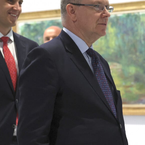 Exclusif - No Tabloids - Le prince Albert II de Monaco, en compagnie de sa nièce la princesse Alexandra de Hanovre et son fiancé Ben Strautmann a visité la nouvelle exposition de l'été du Grimaldi Forum à Monaco, "Monet en pleine lumière", le 6 juillet 2023. © Claudia Albuquerque/Bestimage 