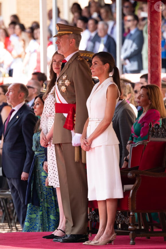 Ils ont assisté au passage en revue des nouveaux soldats.
Le roi Felipe VI et la reine Letizia d'Espagne, présentent les Despachos et les nominations aux nouveaux officiers de l'armée et de la garde civile à Saragosse, Espagne, le 7 juillet 2023. 