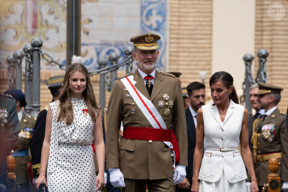 Felipe d'Espagne était accompagné de sa femme et de sa fille Leonor pour une cérémonie militaire.
Le roi Felipe VI et la reine Letizia d'Espagne, présentent les Despachos et les nominations aux nouveaux officiers de l'armée et de la garde civile à Saragosse, Espagne. 