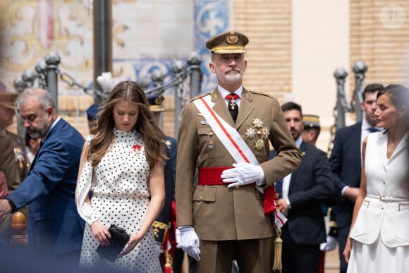 Il faut dire que la jeune fille sera bientôt dans cette académie. 
Le roi Felipe VI et la reine Letizia d'Espagne, présentent les Despachos et les nominations aux nouveaux officiers de l'armée et de la garde civile à Saragosse, Espagne, le 7 juillet 2023. 