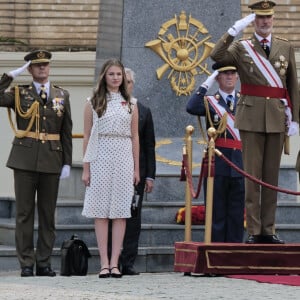 Mais la jeune fille, superbe dans sa robe blanche, a fait le show en solo ! 
Le roi Felipe VI et la reine Letizia d'Espagne, présentent les Despachos et les nominations aux nouveaux officiers de l'armée et de la garde civile à Saragosse, Espagne, le 7 juillet 2023. 