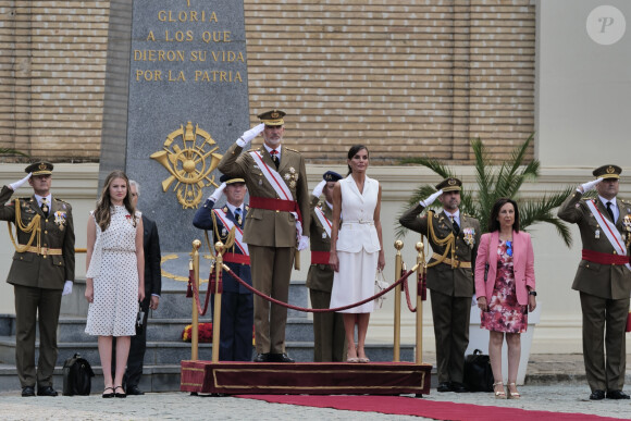 Mais la jeune fille, superbe dans sa robe blanche, a fait le show en solo ! 
Le roi Felipe VI et la reine Letizia d'Espagne, présentent les Despachos et les nominations aux nouveaux officiers de l'armée et de la garde civile à Saragosse, Espagne, le 7 juillet 2023. 