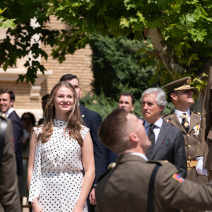 A partir d'août, elle va en effet commencer une formation militaire. 
Le roi Felipe VI et la reine Letizia d'Espagne, présentent les Despachos et les nominations aux nouveaux officiers de l'armée et de la garde civile à Saragosse, Espagne, le 7 juillet 2023. 
