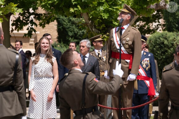 A partir d'août, elle va en effet commencer une formation militaire. 
Le roi Felipe VI et la reine Letizia d'Espagne, présentent les Despachos et les nominations aux nouveaux officiers de l'armée et de la garde civile à Saragosse, Espagne, le 7 juillet 2023. 