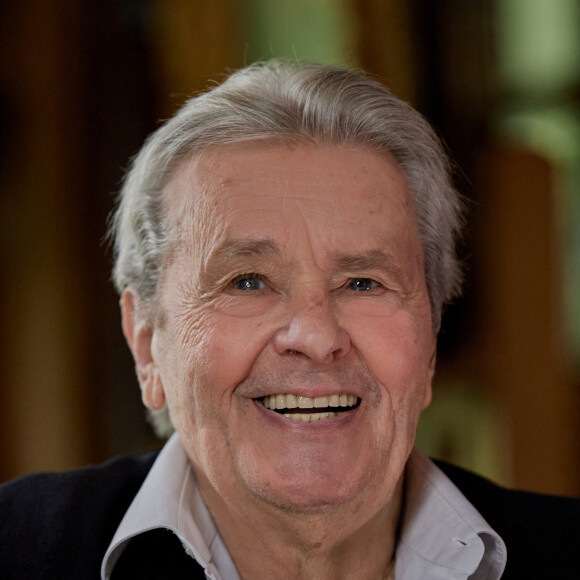 Et qui est entouré de hauts murs et de ponts levis. 
Exclusif - Premier tournage avec Alain Delon à Douchy-Montcorbo, France, le 10 avril 2021. © Cyril Moreau/Bestimage 