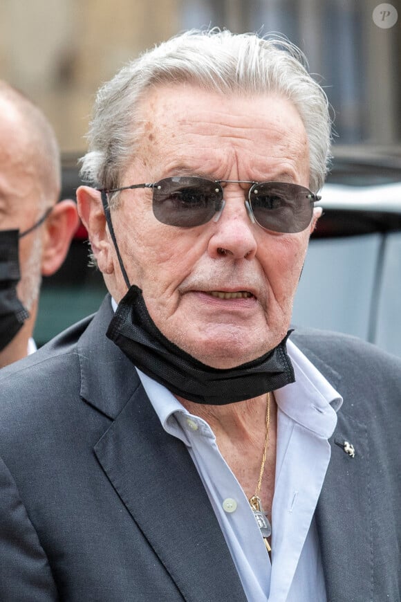 Alain Delon - Obsèques de Jean-Paul Belmondo en en l'église Saint-Germain-des-Prés, à Paris le 10 septembre 2021. © Cyril Moreau / Bestimage 