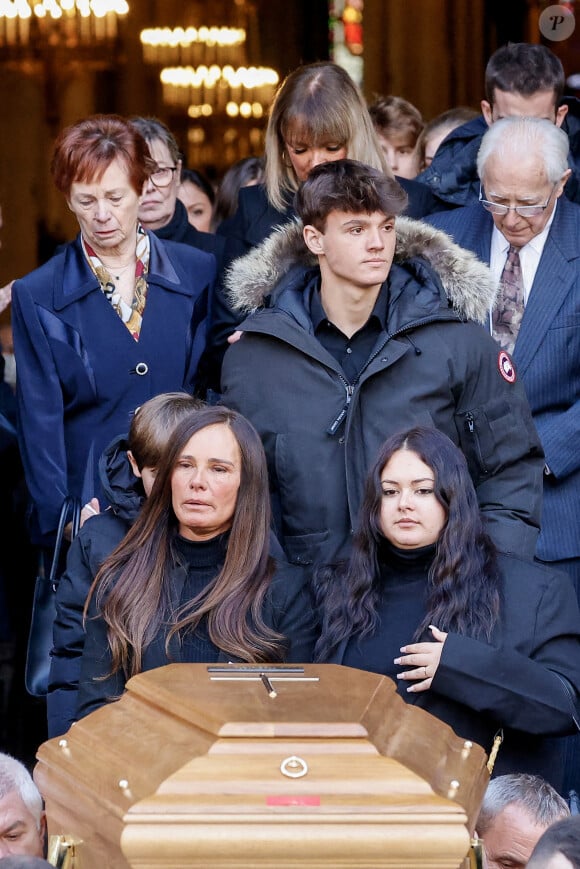 Nathalie Marquay et ses enfants Lou et Tom - La famille de Jean-Pierre Pernaut à la sortie des obsèques en la Basilique Sainte-Clotilde à Paris le 9 mars 2022. © Cyril Moreau/Bestimage