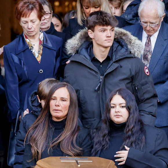 Nathalie Marquay et ses enfants Lou et Tom - La famille de Jean-Pierre Pernaut à la sortie des obsèques en la Basilique Sainte-Clotilde à Paris le 9 mars 2022. © Cyril Moreau/Bestimage