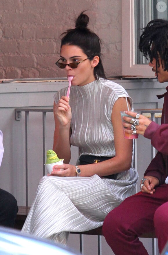 Kendall Jenner mange une glace alors qu'elle se promène avec Frank Ocean et Luka Sabbat à New York, le 2 juin 2017. © CPA/Bestimage