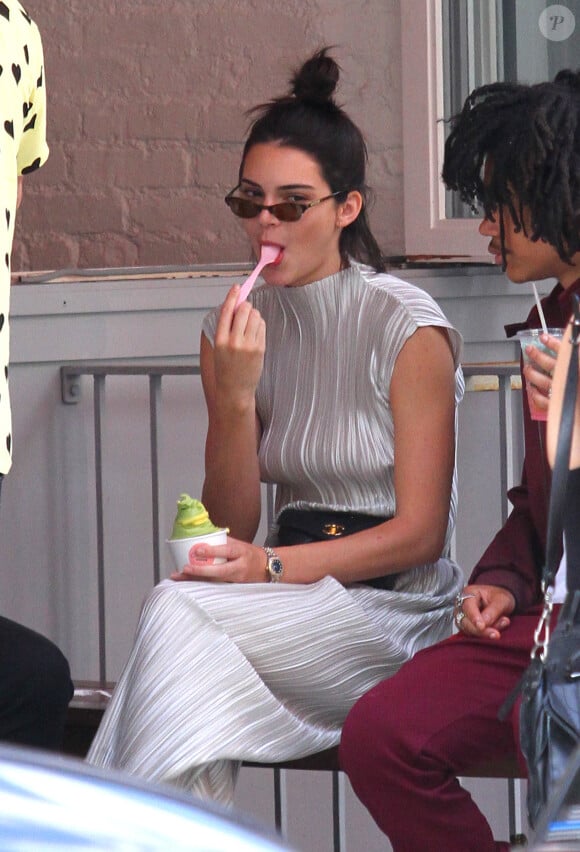 La nouvelle est tombée, ce sont sept départements qui ont été placés en vigilance orange canicule pour la journée du lundi.
Kendall Jenner mange une glace alors qu'elle se promène avec Frank Ocean et Luka Sabbat à New York © CPA/Bestimage