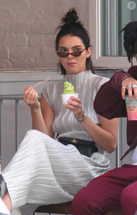 Kendall Jenner mange une glace alors qu'elle se promène avec Frank Ocean et Luka Sabbat à New York, le 2 juin 2017. © CPA/Bestimage