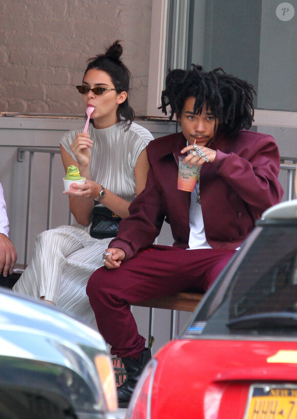 Kendall Jenner mange une glace alors qu'elle se promène avec Frank Ocean et Luka Sabbat à New York, le 2 juin 2017. © CPA/Bestimage