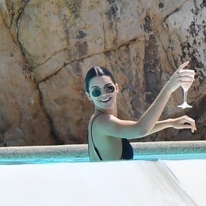 Kendall Jenner profite du soleil de la côte d'Azur en se baignant dans la piscine à l'eau de mer de l'hôtel du Cap-Eden-Roc, à Antibes, France, le 11 mai 2018, lors du 71ème Festival International du Film de Cannes.