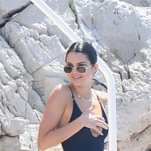 Kendall Jenner profite du soleil de la côte d'Azur en se baignant dans la piscine à l'eau de mer de l'hôtel du Cap-Eden-Roc, à Antibes, France, le 11 mai 2018, lors du 71ème Festival International du Film de Cannes.