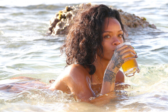 Une nuit donc qui s'annonce plutôt compliquée si l'on ne prend pas les précautions nécessaires.
Rihanna savoure une biere bien fraiche au bord de l'eau lors de ses vacances a la Barbade le 28/12/2013