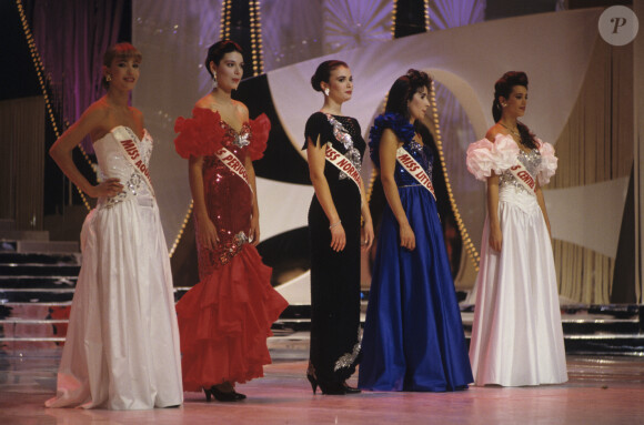 En France, à Paris, Lors de l'Election de MISS France 1990, les cinq dernières candidates : Gaelle Voiry Miss Aquitaine, Miss Perigord, Céline Marteau Miss Normandie, Florence Olivier Miss Littoral Sud et Karine Richefeu en décembre 1989.