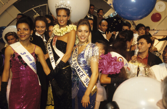 En France, à Paris, la troisième dauphine, la nouvelle Miss France Mareva Georges, Gaëlle Voiry, Miss France 1990 et la première dauphine en décembre 1990