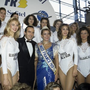 En France, à Paris, au CNIT à la Défense, présentation des candidates pour l'élection de Miss France 1991 avec Gaëlle Voiry Miss France 1990, Yves Lecoq et l'ensemble des Miss en novembre 1990.