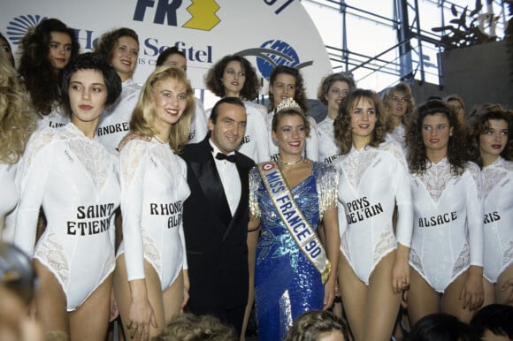 En France, à Paris, au CNIT à la Défense, présentation des candidates pour l'élection de Miss France 1991 avec Gaëlle Voiry Miss France 1990, Yves Lecoq et l'ensemble des Miss en novembre 1990.