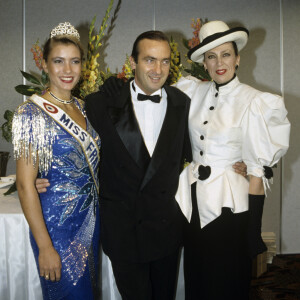 En France, à Paris, au CNIT à la Défense, dans les coulisses, Gaëlle Voiry Miss France 1990, Yves Lecoq et Geneviève de Fontenay en novembre 1990