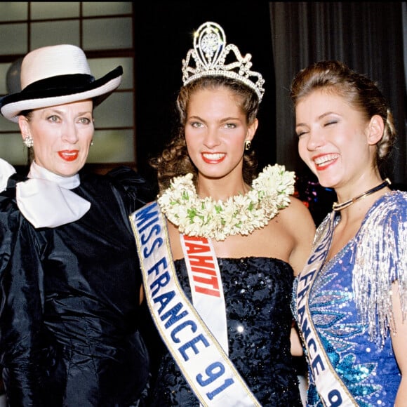 Election Miss France 1991 , Gaelle Voiry élue en 1990 présente à l'événement aux côtés de Geneviève de Fontenay et Mareva Georges, Miss Tahiti élue Miss France 1991.