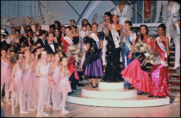 Election Miss France 1991 , Gaelle Voiry élue en 1990 présente à l'événement et aux côtés de Mareva Georges, Miss Tahiti élue Miss France 1991.